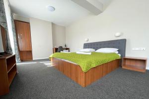 En eller flere senge i et værelse på Motel Gilau