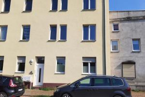 zwei vor einem Gebäude geparkt in der Unterkunft 2 room fitter flat in Magdeburg