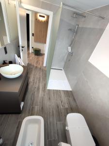 uma casa de banho com um WC e um lavatório em Brick House em Borşa