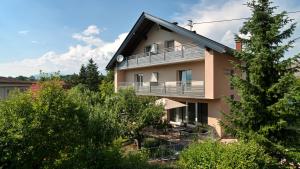 un edificio con un balcón en el lateral. en Gästehaus Wulz-Lesjak, en Egg am Faaker See