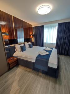 a bedroom with a large bed in a room at Brick House in Borşa