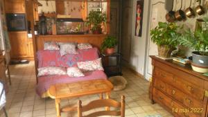 a bedroom with a bed and a table and a dresser at petit chez soi dans mon petit chez moi in Biganos