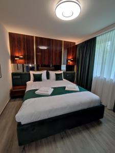 ein Schlafzimmer mit einem großen Bett in einem Zimmer in der Unterkunft Brick House in Borşa