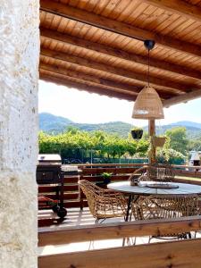 un patio con mesa y sillas en una terraza en Palma Seaside Villa 1, en Sarti
