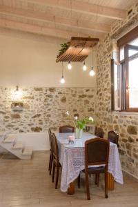 - une salle à manger avec une table et des chaises dans l'établissement Platipodi stone house, à Nikithianós