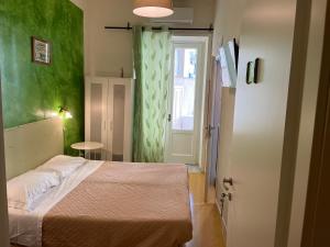 a bedroom with a bed and a green wall at B&B Antichi Riverberi in Station in Salerno