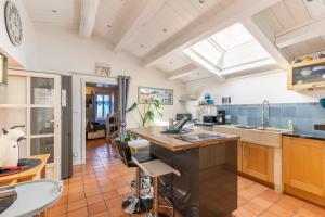 a kitchen with a skylight in the ceiling at Au cœur de l'île, maison pour 6 adultes, 1 enfant in LʼÉpine
