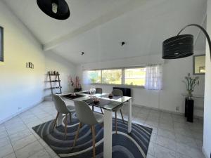 カンボ・レ・バンにあるAppartement Cambo-les-Bains, 3 pièces, 4 personnes - FR-1-495-21のダイニングルーム(テーブル、椅子付)