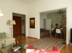 A seating area at Elegant 3BD apartment in Kolonaki