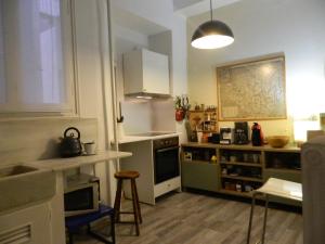 A kitchen or kitchenette at Elegant 3BD apartment in Kolonaki