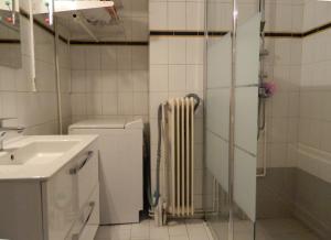 A bathroom at Elegant 3BD apartment in Kolonaki