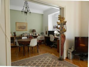 A seating area at Elegant 3BD apartment in Kolonaki