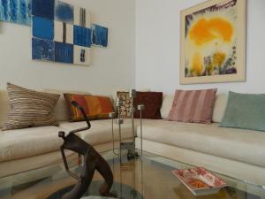 A seating area at Elegant 3BD apartment in Kolonaki