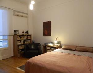 A bed or beds in a room at Elegant 3BD apartment in Kolonaki