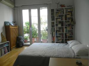 A bed or beds in a room at Elegant 3BD apartment in Kolonaki