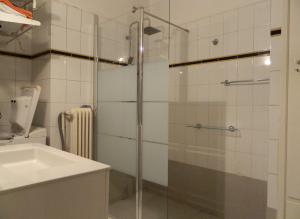 A bathroom at Elegant 3BD apartment in Kolonaki