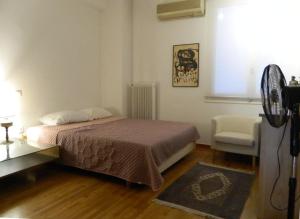 A bed or beds in a room at Elegant 3BD apartment in Kolonaki