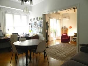 A seating area at Elegant 3BD apartment in Kolonaki