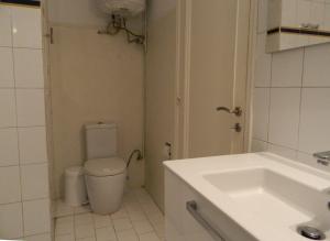 A bathroom at Elegant 3BD apartment in Kolonaki