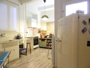 A kitchen or kitchenette at Elegant 3BD apartment in Kolonaki