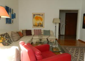 A seating area at Elegant 3BD apartment in Kolonaki