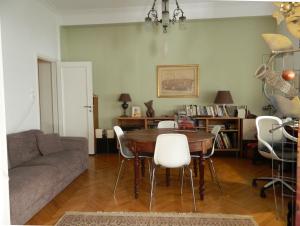 A seating area at Elegant 3BD apartment in Kolonaki Még 22 kép