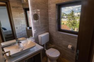 Koupelna v ubytování Verdi Rooms + 37 fotografií
