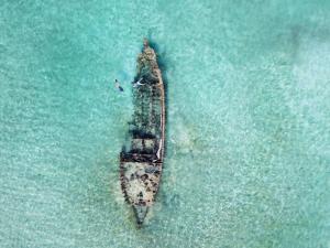エルニドにあるDryft Darocotan Islandの水上桟橋の空中景