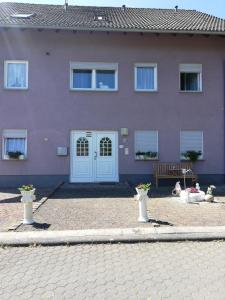 une maison violette avec deux vases devant elle dans l'établissement Holzfeld, à Boppard