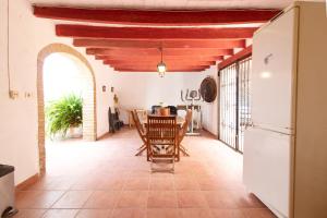 een keuken en eetkamer met een tafel en stoelen bij Global Properties, Bonita casa rural en Quart de les Valls in Cuart de les Valls