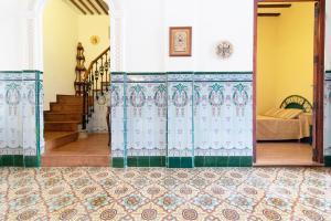 una habitación con una puerta y una cama en ella en Global Properties, Bonita casa rural en Quart de les Valls, en Cuart de les Valls