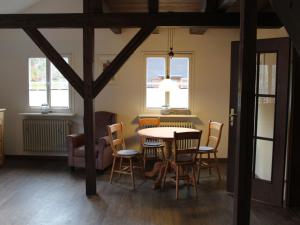 comedor con mesa y sillas en Ferienhaus Lena, en Seebach