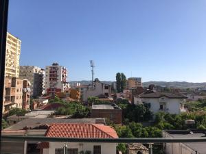 Nespecifikovaný výhled na destinaci Fier nebo výhled na město při pohledu z apartmánu