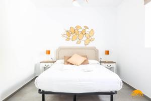 een slaapkamer met een bed en twee nachtkastjes bij Casa Rehala by Cadiz Time in Cádiz
