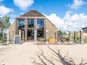 カラントスウオーフにあるUnique Beach lodge for 8 people near beach sea and villageのギャラリーの写真