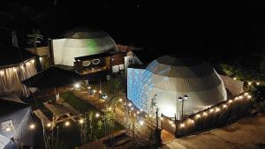 une vue de tête sur un bâtiment la nuit avec des lumières dans l'établissement Kakurega Shikinotsuki - Vacation STAY 13063v, à Hokota