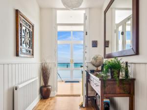 Imagen de la galería de Pass the Keys Jarrahdale Beach House - Stunning Luxurious Holiday Pad by the sea, en Herne Bay