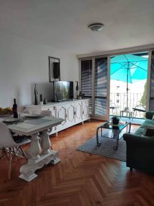 TV a/nebo společenská místnost v ubytování Apartman Joy