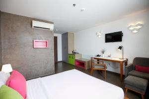 Televiisor ja/või meelelahutuskeskus majutusasutuses ÊMM Hotel Saigon