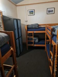 エディンバラにあるBelford Hostelの複数の二段ベッドが備わる客室です。