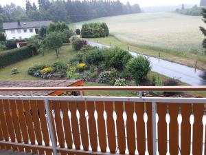 奈拉的住宿－Ferienwohnung Schmidt，阳台享有花园景色。