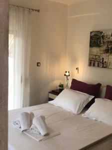 A bed or beds in a room at Plaisir Rooms