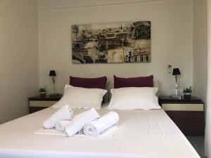 A bed or beds in a room at Plaisir Rooms
