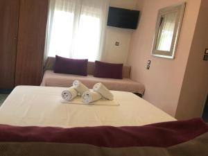 A bed or beds in a room at Plaisir Rooms