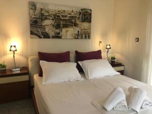 A bed or beds in a room at Plaisir Rooms