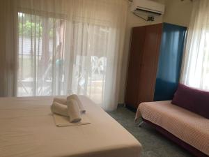 A bed or beds in a room at Plaisir Rooms