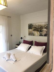 A bed or beds in a room at Plaisir Rooms