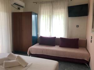 A bed or beds in a room at Plaisir Rooms