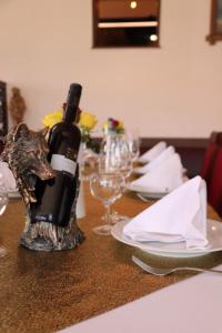 een fles wijn bovenop een tafel bij Hotel Weinhaus Wiedemann in Ginsheim-Gustavsburg