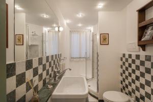 A bathroom at Fancy Apartment in Palazzo Grimaldi by Wonderful Italy Még 17 kép